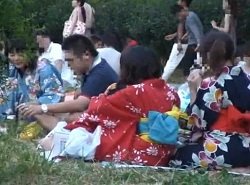 花火大会で彼氏と離れた浴衣女子にビールをかけながら集団痴漢する