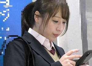 電車内で痴漢されタンポン引き抜きお触りされる食い込みTバックJK