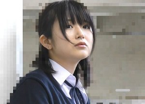 電車内で痴漢男の熟練お触りからハメ中出しされたJKが失禁お漏らし