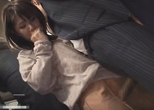 バス内で旦那の部下に手を出して痴漢プレイ楽しみお持ち帰りする美人妻