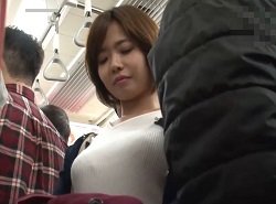 桃尻と巨乳そそる奥様が電車痴漢で裸エプロン羞恥姿にされ強制イキまくり