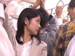 下半身むっちり具合たまらないOLが電車内で痴漢され連続潮吹きハメ悶絶