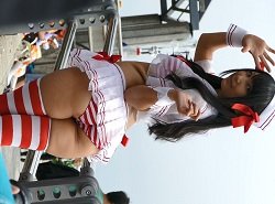 露出度高いボーダービキニ衣装着こなし見る者魅了するコスプレ女子を視姦堪能