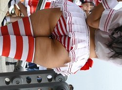 露出度高いボーダービキニ衣装着こなし見る者魅了するコスプレ女子を視姦堪能