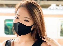 電車内でメロンパイ乳首チロチロ同時下半身弄られ我満悶える姿そそるお姉さん