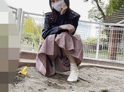 美人な奥様が公園砂場でパンチラ狙う男に気づき挑発パンツ見せするHな姿