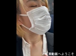 感じる術心得てる女性の手で弄り電車痴漢され感じまいと我慢続けるOLの姿