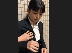 童顔に似合わないHな乳輪そそる爆乳OLが一方的な乳揉み痴漢されるHな姿