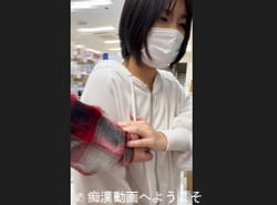 パーカー越しノーブラ知られた女子が文具店内でオッパイ痴漢露出揉まれる姿