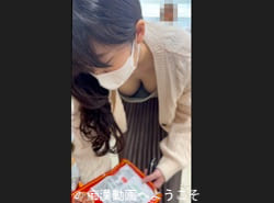 おっぱい大きいお姉さんノーブラ胸チラ＆上着下からの下乳２名分盗撮的堪能