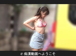 真夏の海場駐車場でビキニ生着替えしてる女子の姿を盗撮的４名ぶん堪能
