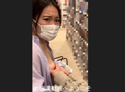 漫画喫茶店内でノーブラおっぱい痴漢され嫌がり続けるも乳首イキする女子