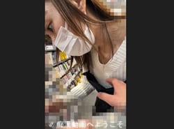 おっぱい触る痴漢男から股間触らされた業務中女性店員が手コキする神展開