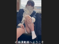 透明感あるムチムチ美肌素足そそる可愛いJKが電車対面で魅せるパンチラ姿