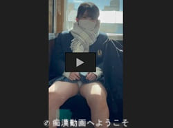 透明感あるムチムチ美肌素足そそる可愛いJKが電車対面で魅せるパンチラ姿