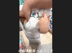個人撮影しながら何度も近寄る男からおっぱい痴漢される白衣お姉さん