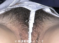 友達想いな笑顔可愛い明朗JKの制服スカート中は濃陰毛丸見え卑猥パンティ
