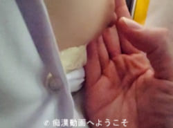 他乗客周りいるリアル走行電車内のオッパイ痴漢で揉み露出される美乳JK