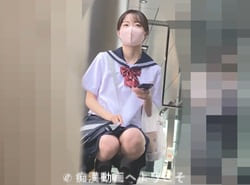 アイドル的に可愛いセーラー服JKがナンパされ中に撮られたパンチラ胸チラ
