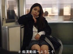 視線合わせた笑み顔たまらないJKが電車座席で見せるエッチな挑発パンチラ
