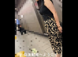 色気ある巨乳淑女が電車痴漢で何度も我慢イキしヌルッたワレメを擦られる
