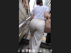 下尻重量感たまらないデカ美尻お姉さん達の歩き姿を追跡的視姦堪能