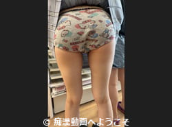ローアングル・M字しゃがみ・スカート捲り３点堪能できる童系女子パンチラ