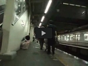 ①電車内で痴漢されても泥酔状態で強く抵抗できず鬼畜中出しされるギャル