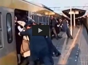 車掌が乗客押し込む満員電車の車両隅で痴漢され声我慢ハメ悶えるＪＫ