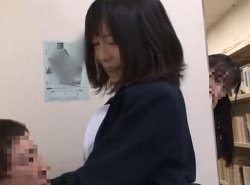 図書館内で痴漢されたJKが潮吹きしたり友達に見られてしまう